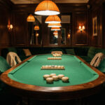 Cash game poker Paris petites limites : trouver une table après le travail Salon parisien élégant et chaleureux avec une table recouverte de feutre vert, des fauteuils en velours et une lumière dorée en soirée.